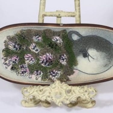 Arabia seinälaatta, Apila, suunnittelija Heljä Liukko-Sundström, Apila, serikuva, signeerattu