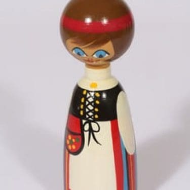 Kupittaan savi puunukke, käsinmaalattu, suunnittelija Orvokki Laine, käsinmaalattu, kansallispukuaihe