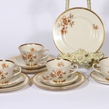 Arabia Myrna kahvikupit ja lautaset, 4 kpl, suunnittelija Olga Osol, serikuva, kukka-aihe