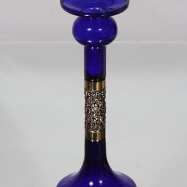 Turun Hopea P 409 kynttilänjalka, sininen, suunnittelija Pentti Sarpaneva, pronssivanne