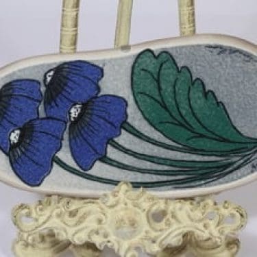 Arabia koristelaatta, Sateenvarjokukat, suunnittelija Heljä Liukko-Sundström, Sateenvarjokukat, serikuva, signeerattu