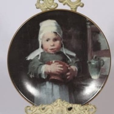 Arabia seinälautanen, Tyttö ruukun kanssa, suunnittelija Helene Schjerfbeck, Tyttö ruukun kanssa, serikuva, lapsiaihe