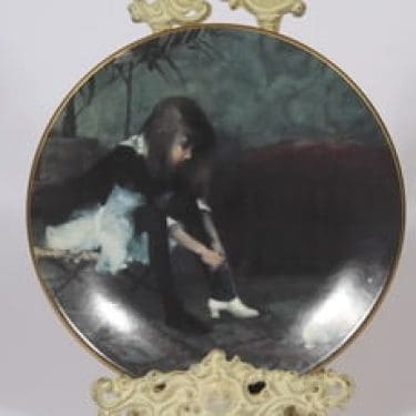 Arabia seinälautanen, Tanssiaiskengat, suunnittelija Helene Schjerfbeck, Tanssiaiskengat, serikuva, lapsiaihe