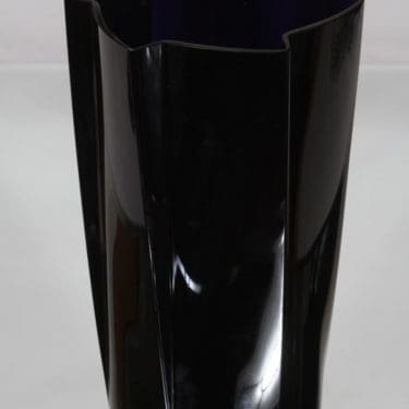 Nuutajärvi 1437 maljakko, musta, suunnittelija Harry Moilanen, suuri