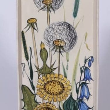 Kupittaan savi 1064 seinälaatta, käsinmaalattu, suunnittelija Pirkko Lindberg, käsinmaalattu, suuri, signeerattu, kukka-aihe