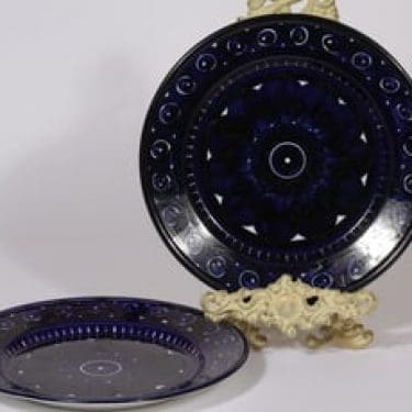 Arabia Valencia lautaset, matala, 2 kpl, suunnittelija Ulla Procope, matala, käsinmaalattu, signeerattu