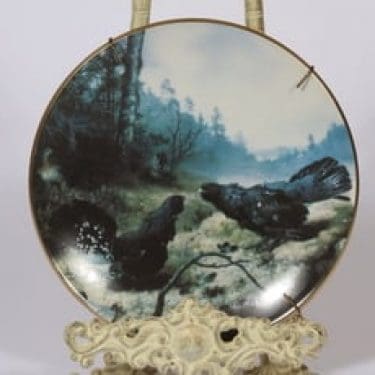 Arabia koristelautanen, Taistelevat metsot, suunnittelija von Wright, Taistelevat metsot, serikuva, metsälintuaihe