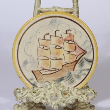 Kupittaan savi talouslevy, käsinmaalattu, suunnittelija Sinikka Toivonen, käsinmaalattu