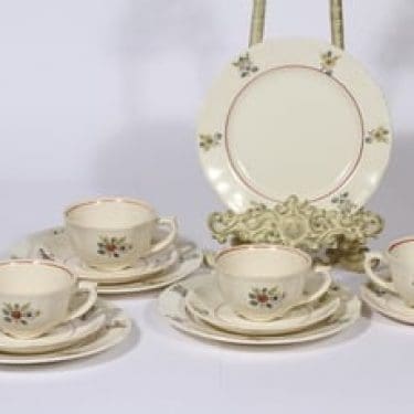 Arabia Sirkka kahvikupit ja lautaset, suunnittelija Reinhard Richter, siirtokuva, kukka-aihe