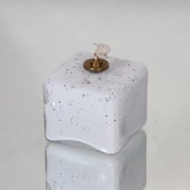 Nuutajärvi öljylamppu, valkoinen, suunnittelija Kerttu Nurminen,