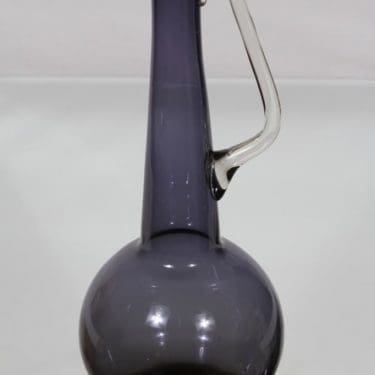 Riihimäen lasi 1749 karahvi, lila, suunnittelija Tamara Aladin,