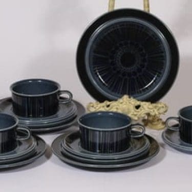 Arabia Kosmos teekupit ja lautaset, sininen, 4 kpl, suunnittelija Gunvor Olin-Grönqvist, puhalluskoriste