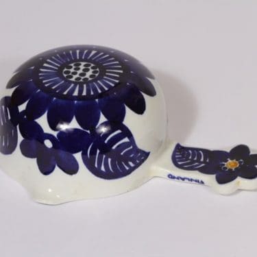 Arabia Köökki kauha, käsinmaalattu, suunnittelija Gunvor Olin-Grönqvist, käsinmaalattu, signeerattu