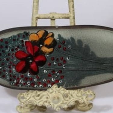 Arabia seinällatta, Kukkakimppu, suunnittelija Heljä Liukko-Sundström, Kukkakimppu, serikuva, signeerattu, kukka-aihe