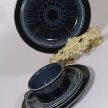 Arabia Kosmos teekuppi ja lautaset, sininen, 2 kpl, suunnittelija Gunvor Olin-Grönqvist, puhalluskoriste