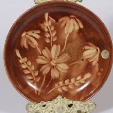 Kupittaan savi seinälautanen, käsinmaalattu, suunnittelija Orvokki Laine, käsinmaalattu, signeerattu