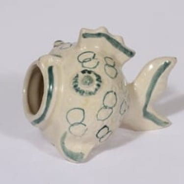 Kupittaan savi 399 tuhka-astia, käsinmaalattu, suunnittelija Josef Manuel, käsinmaalattu, kala-aihe, signeerattu