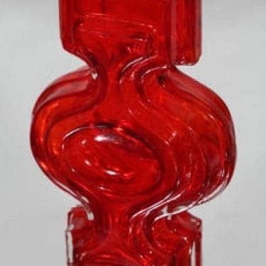 Riihimäen lasi Emma malajkko, punainen, suunnittelija Helena Tynell,