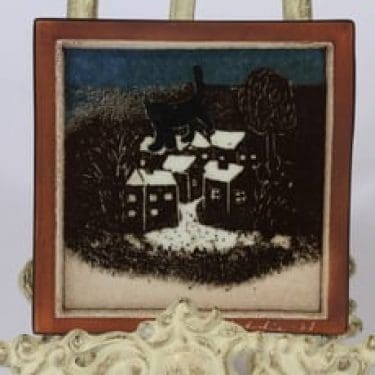 Arabia koristelaatta, Kissa katolla, suunnittelija Heljä Liukko-Sundström, Kissa katolla, pieni, serikuva, signeerattu