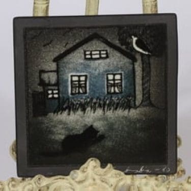 Arabia koristelaatta, Sinisen talon kissa, suunnittelija Heljä Liukko-Sundström, Sinisen talon kissa, pieni, serikuva, signeerattu