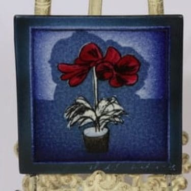 Arabia koristelaatta, Amaryllis, suunnittelija Heljä Liukko-Sundström, Amaryllis, pieni, serikuva, signeerattu