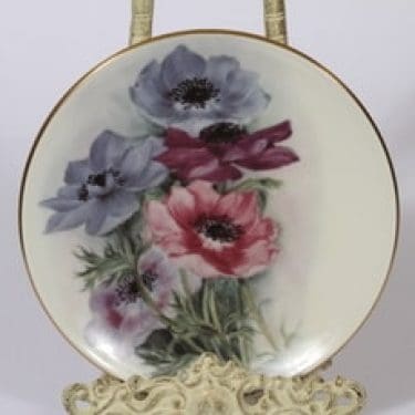 Arabia Romanttinen puutarha koristelautanen, Kruunuvuokko (Anemone), suunnittelija Riitta Hautamäki, Kruunuvuokko (Anemone), serikuva, kukka-aihe