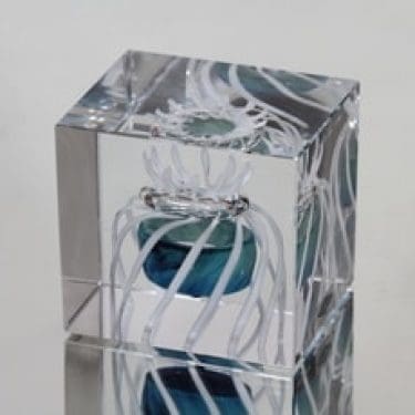 Nuutajärvi Vuosikuutio taide-esine, signeerattu, suunnittelija Oiva Toikka, signeerattu, monivärinen, massiivinen, numeroitu