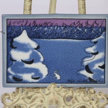 Arabia seinälaatta, Luonto nukkuu, suunnittelija Heljä Liukko-Sundström, Luonto nukkuu, pieni, serikuva, signeerattu