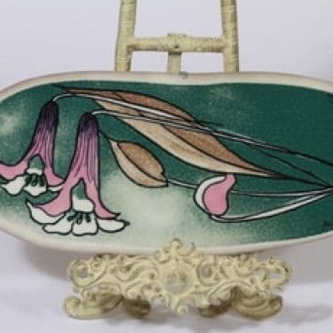 Arabia seinälaatta, Torvensoittajat, suunnittelija Heljä Liukko-Sundström, Torvensoittajat, serikuva, signeerattu, kukka-aihe