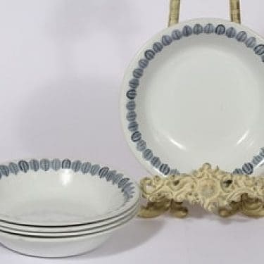 Arabia Linnea lautaset, syvä, 5 kpl, suunnittelija Raija Uosikkinen, syvä, serikuva, lehtiaihe