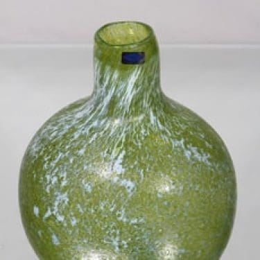 Nuutajärvi Tunturissa koristepullo, Mittumaari, suunnittelija Oiva Toikka, Mittumaari, suuri, signeerattu