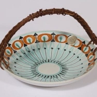 Kupittaan savi keramiikkakori, käsinmaalattu, suunnittelija , käsinmaalattu, signeerattu, rottinkikahva, retro