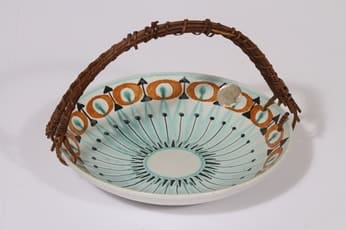 Kupittaan savi keramiikkakori, käsinmaalattu, suunnittelija , käsinmaalattu, signeerattu, rottinkikahva, retro