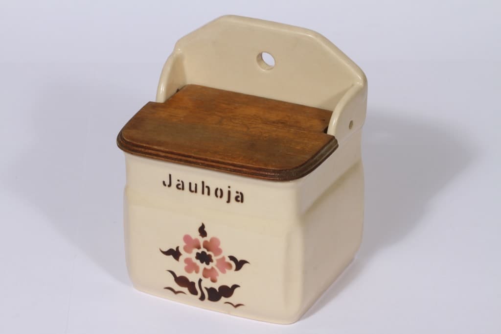 Arabia kukkakuvio jauhoastia, suunnittelija , puhalluskoriste, kukka-aihe