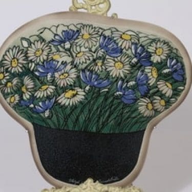 Arabia seinälaatta, Ruiskukka ja päivänkakkara, suunnittelija Heljä Liukko-Sundström, Ruiskukka ja päivänkakkara, suuri, serikuva, signeerattu