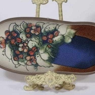 Arabia seinälaatta, Omenankukat, suunnittelija Heljä Liukko-Sundström, Omenankukat, suuri, serikuva, signeerattu