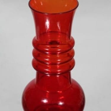 Riihimäen lasi Kielo maljakko, rubiininpunainen, suunnittelija Tamara Aladin,