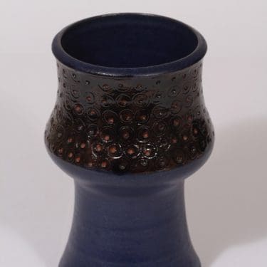 Arabia maljakko, käsinmaalattu, suunnittelija Annikki Hovisaari, käsinmaalattu, käsindreijattu, signeerattu