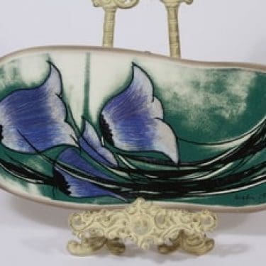 Arabia seinälaatta, Kellohelmat, suunnittelija Heljä Liukko-Sundström, Kellohelmat, serikuva, signeerattu, kukka-aihe