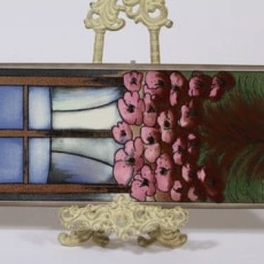 Arabia seinälaatta, Lapsuuden ilo, suunnittelija Heljä Liukko-Sundström, Lapsuuden ilo, serikuva, signeerattu, kukka-aihe