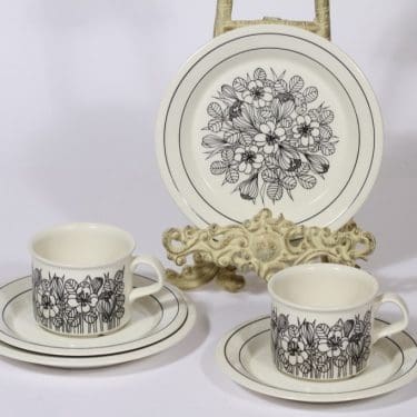 Arabia Krokus kahvikupit ja lautaset, mustavalkoinen, 2 kpl, suunnittelija Esteri Tomula, serikuva, kukka-aihe
