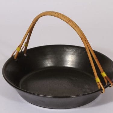 Kupittaan savi keramiikkakori, musta, suunnittelija , rottinkikahva, funktionalismi