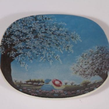 Arabia seinälaatta, Kevättunnelmia, suunnittelija Anita Rantanen-Siemers, Kevättunnelmia, pieni, serikuva