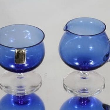 Kumela 25|26=2204 sokerikko ja kermakko, sininen, suunnittelija Sirkku Kumela-Lehtonen,