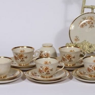 Arabia Myrna kahvikupit ja lautaset, 6 kpl, suunnittelija Olga Osol, serikuva, kukka-aihe