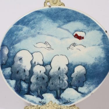 Arabia seinälaatta, signeerattu, suunnittelija Heljä Liukko-Sundström, signeerattu, serikuva, jänisaihe, suuri