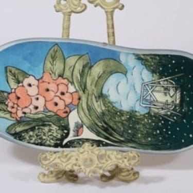 Arabia seinälaatta, Salaisuus odottaa, suunnittelija Heljä Liukko-Sundström, Salaisuus odottaa, serikuva, signeerattu, kukka-aihe