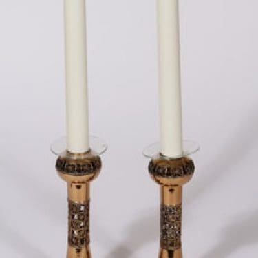 Turun hopea 1962/S kynttilänjalat, pronssi, 2 kpl, suunnittelija Pentti Sarpaneva, pronssi, pronssi