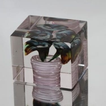 Nuutajärvi taide-esine, Vuosikuutio 1978, suunnittelija Oiva Toikka, Vuosikuutio 1978, signeerattu, Vuosikuutio 1978