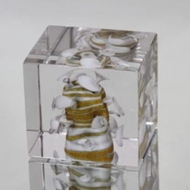 Nuutajärvi taide-esine, Vuosikuutio 1981, suunnittelija Oiva Toikka, Vuosikuutio 1981, signeerattu, Vuosikuutio 1981